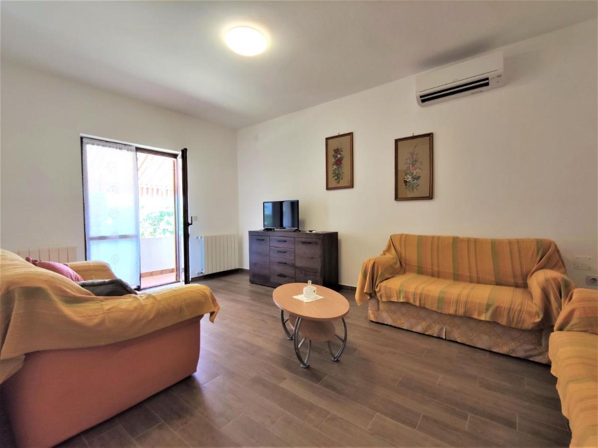 Apartments Morena Rakalj ภายนอก รูปภาพ