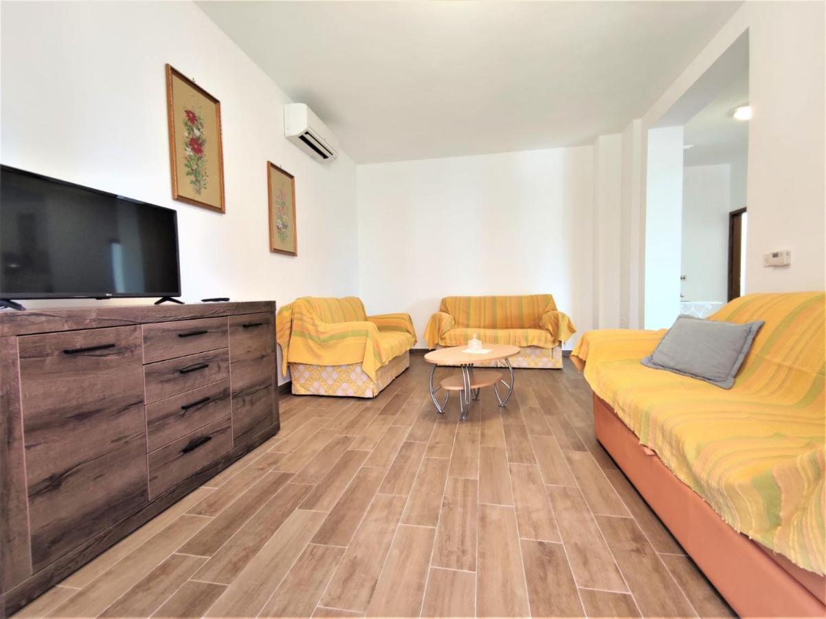 Apartments Morena Rakalj ภายนอก รูปภาพ